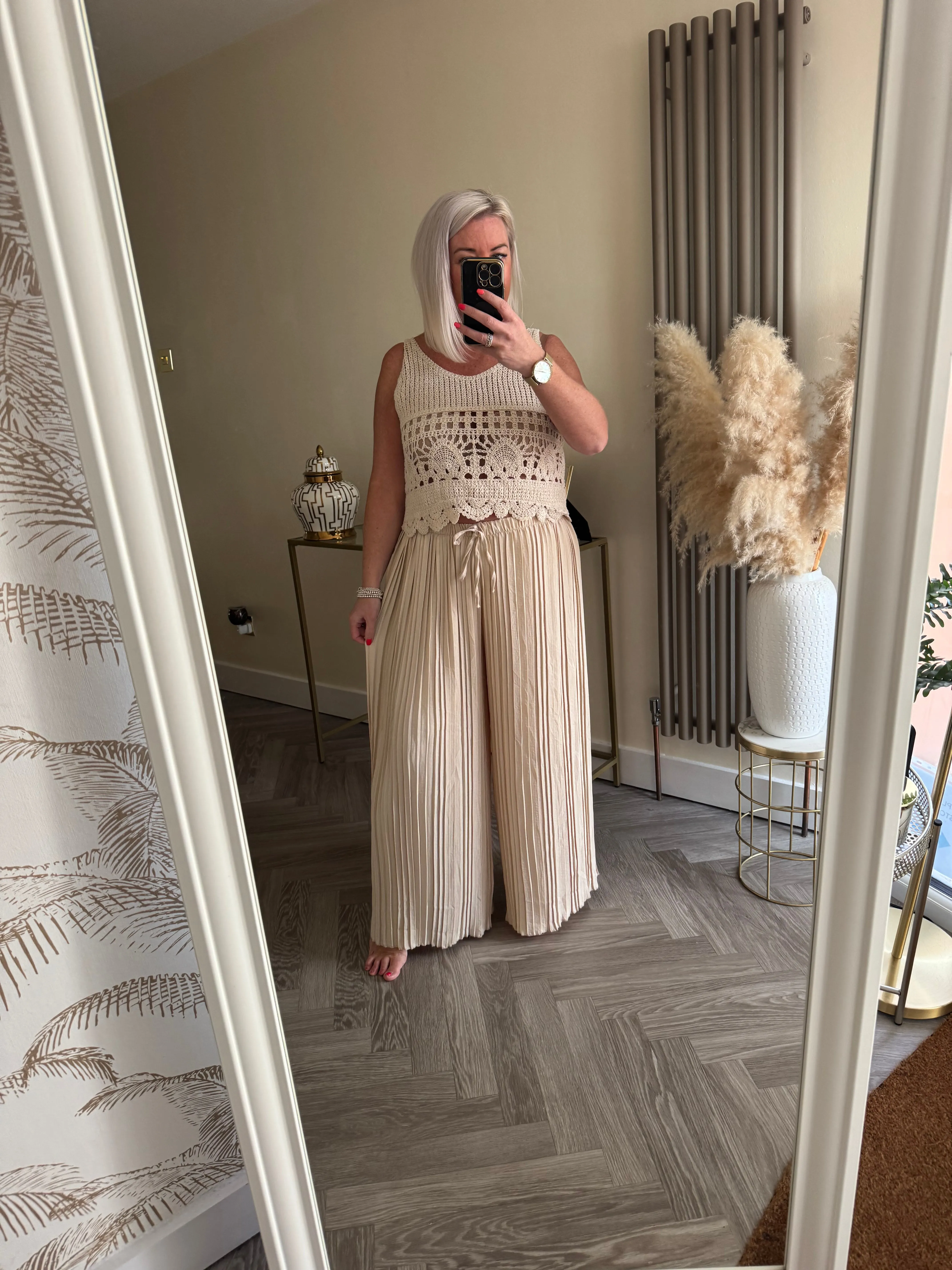 The elasticated pleated trousers