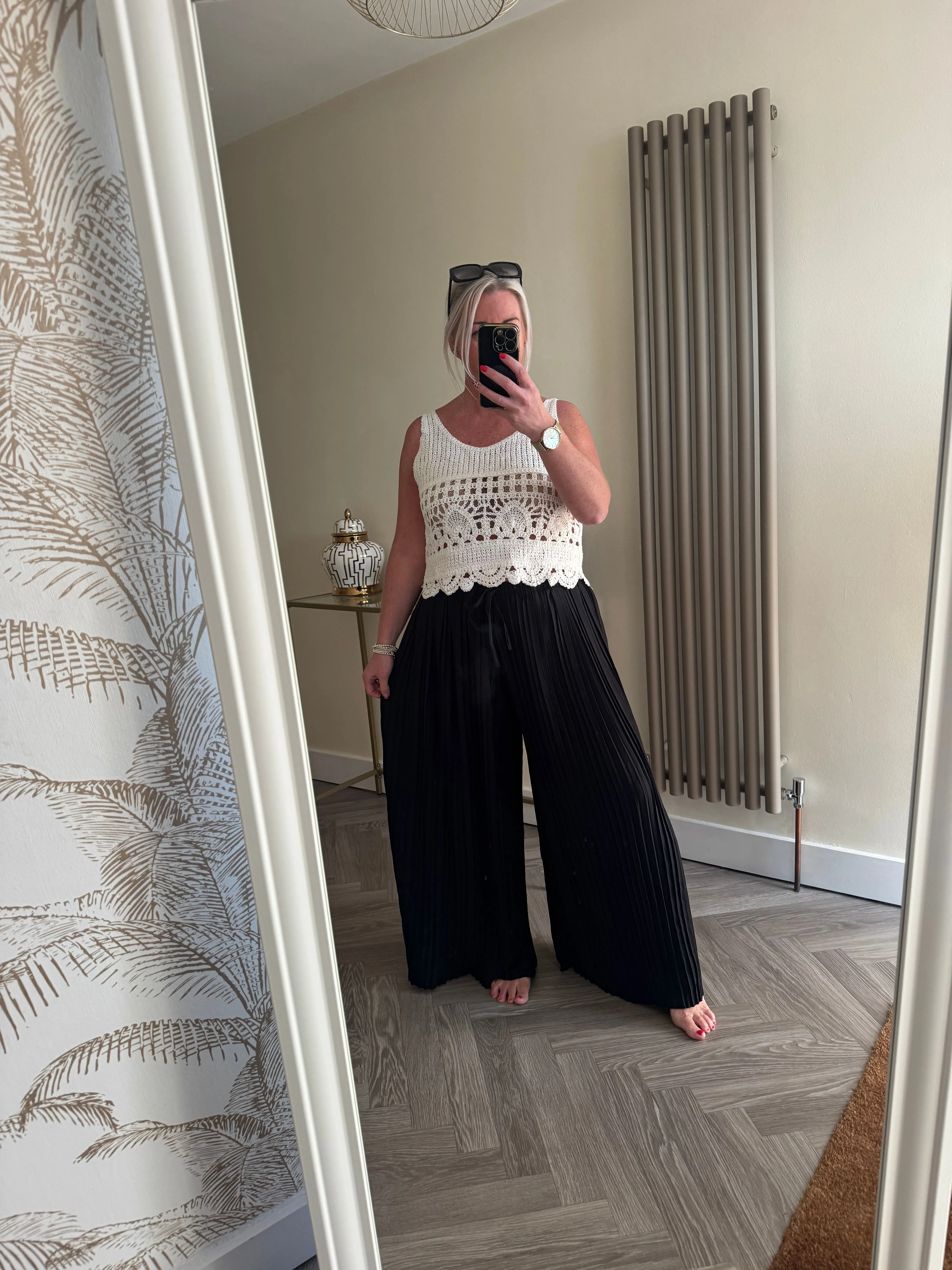 The elasticated pleated trousers