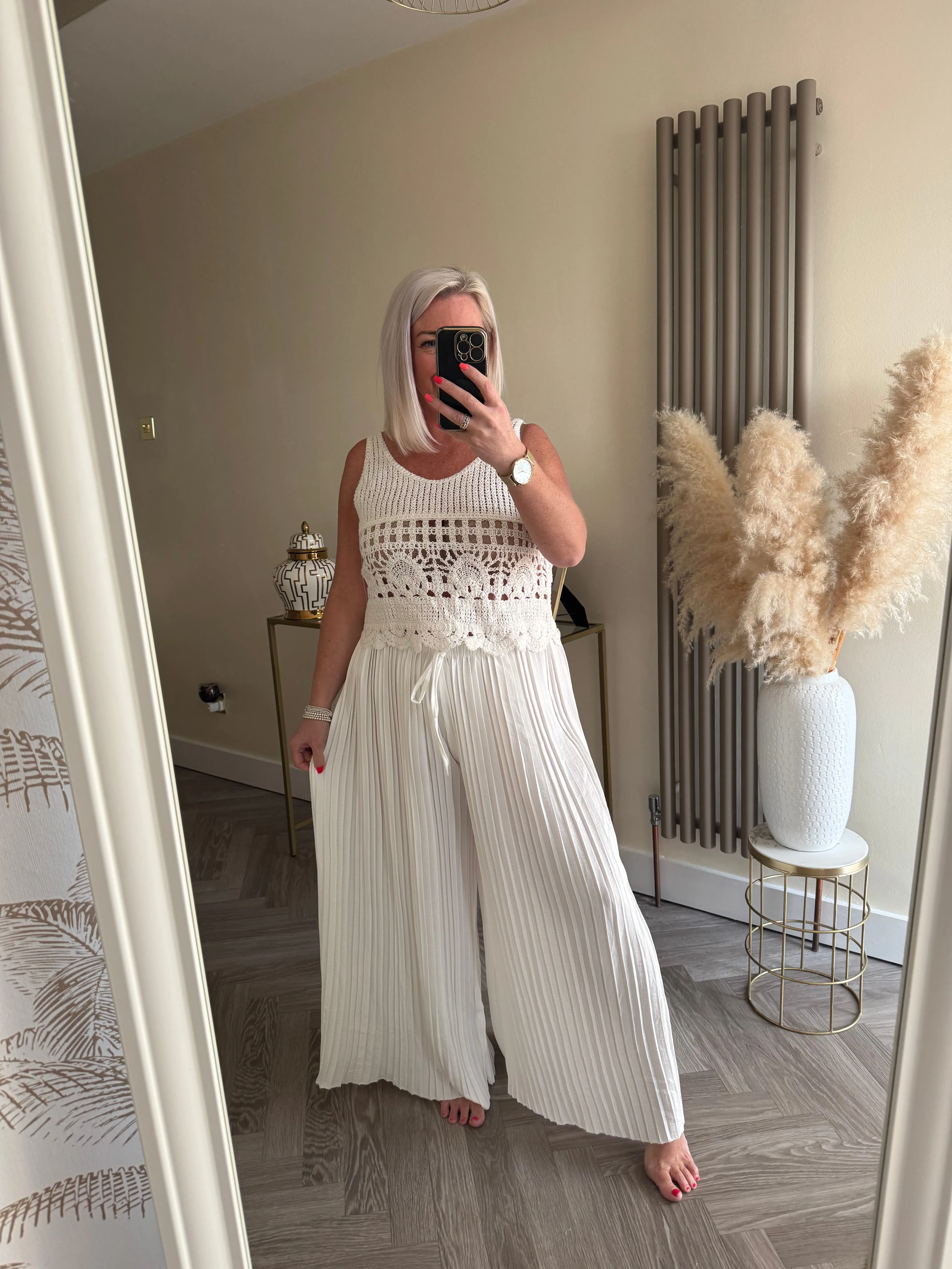 The elasticated pleated trousers