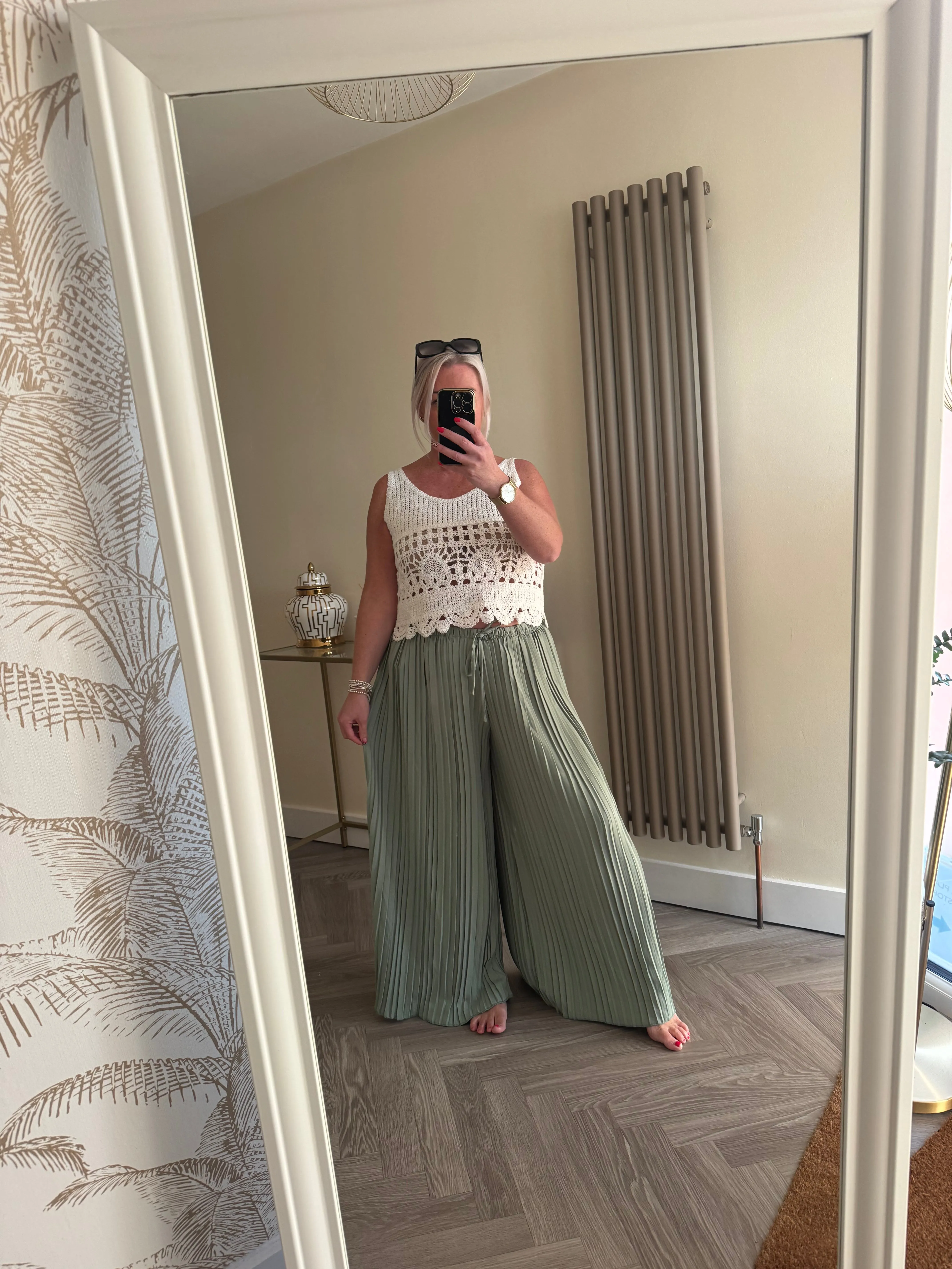 The elasticated pleated trousers