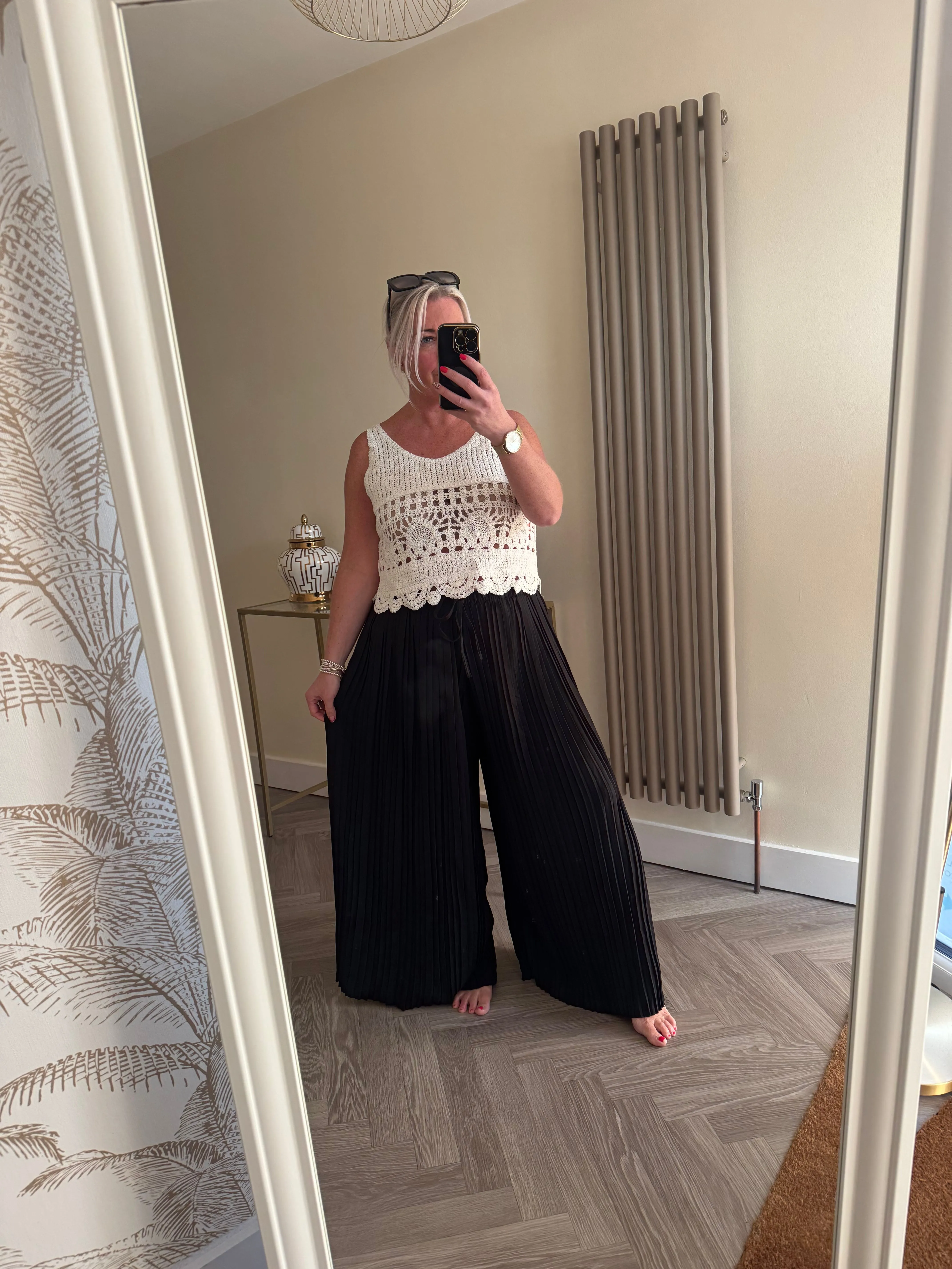 The elasticated pleated trousers