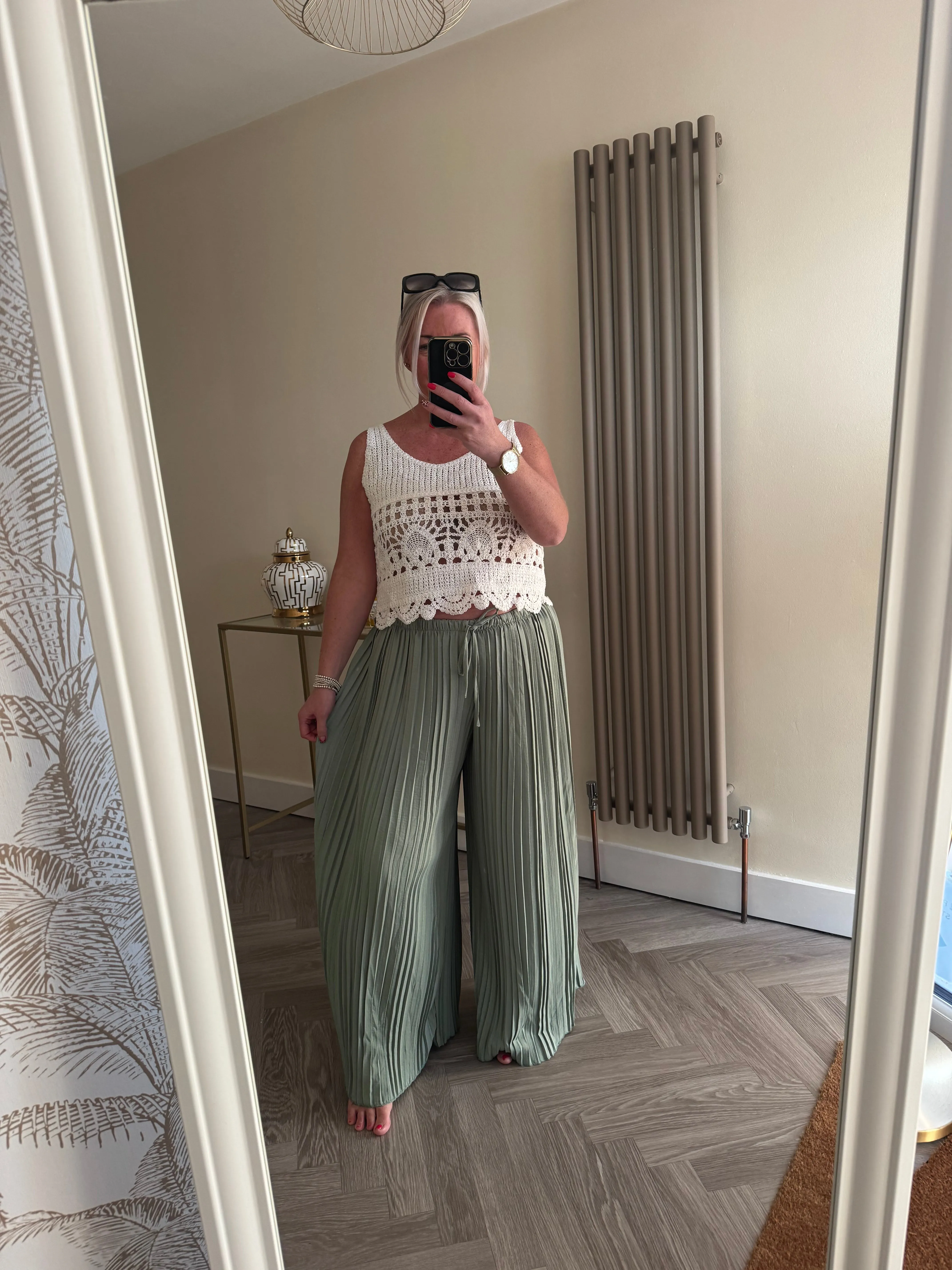 The elasticated pleated trousers