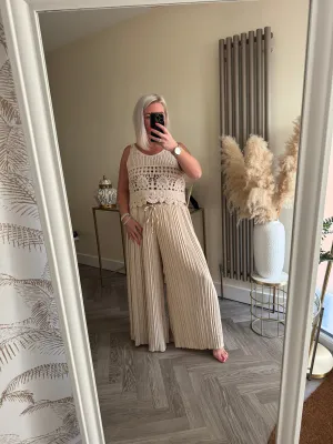 The elasticated pleated trousers